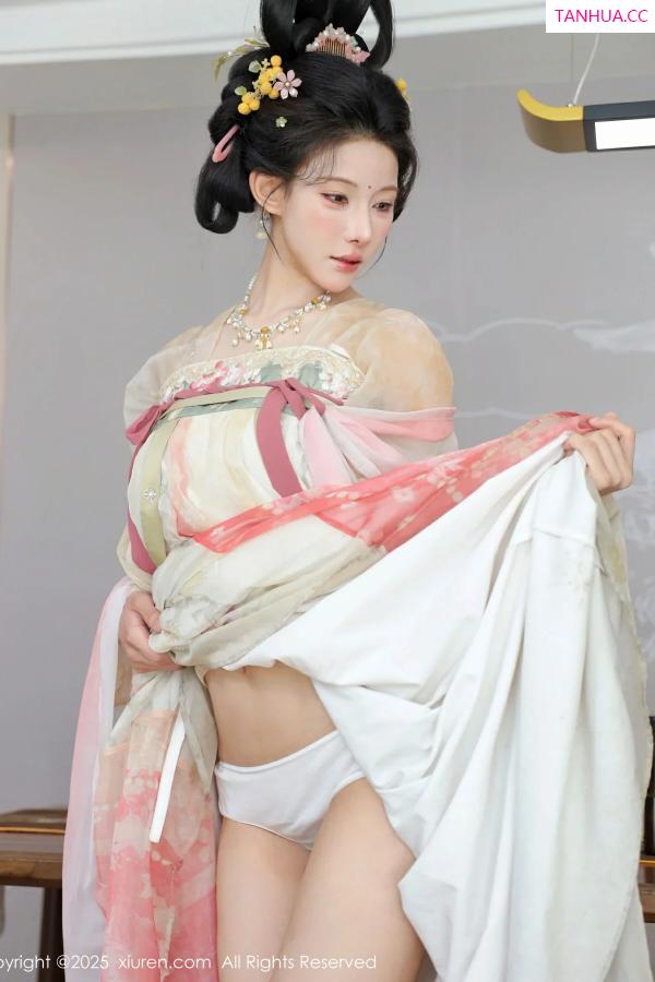   [XiuRen]高清写真图 2025.08.13 No.10645 梨霜儿 古装服饰第43张图片